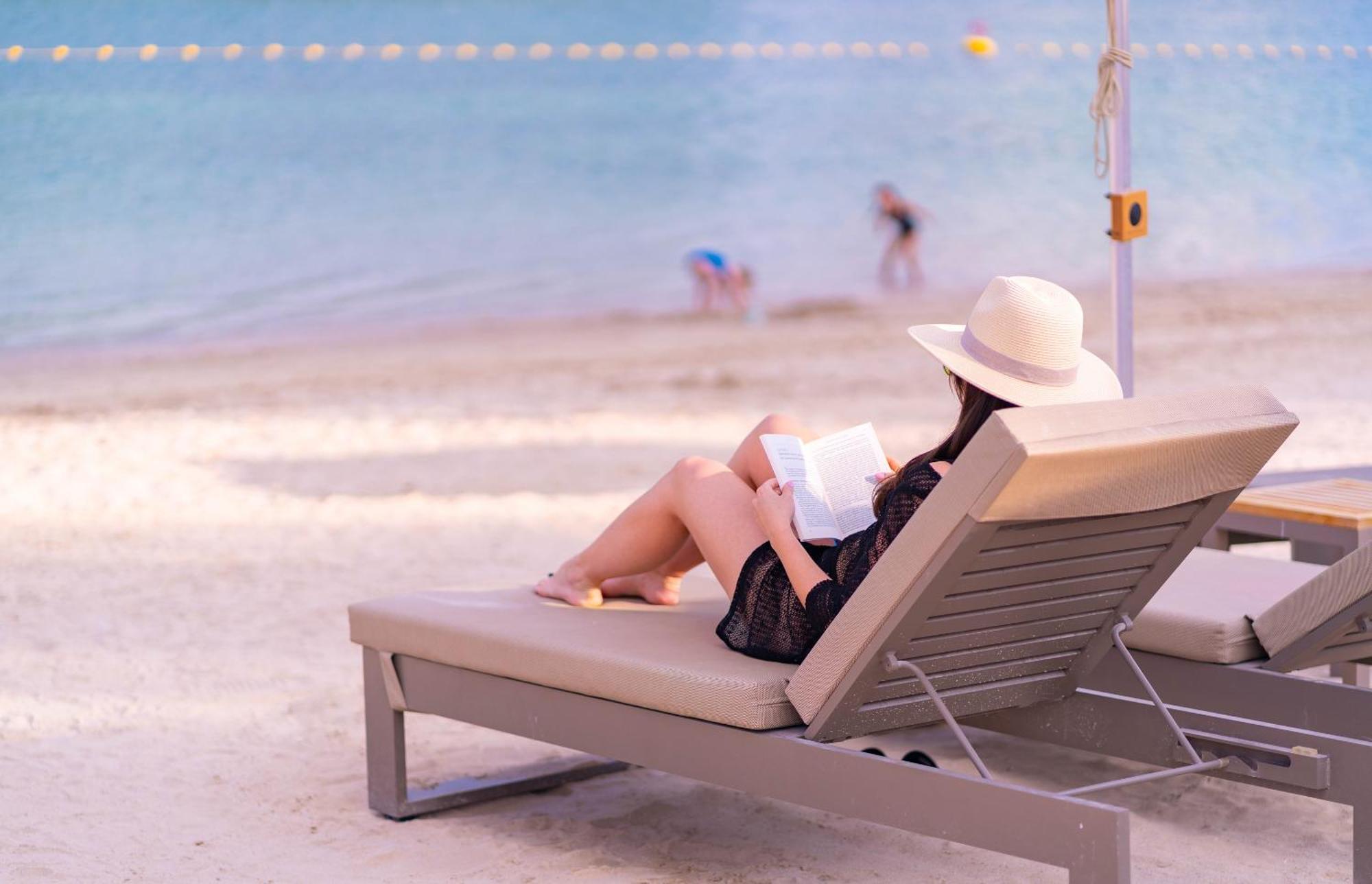 Beach Rotana - Abu Dhabi Exterior photo A woman sunbathing