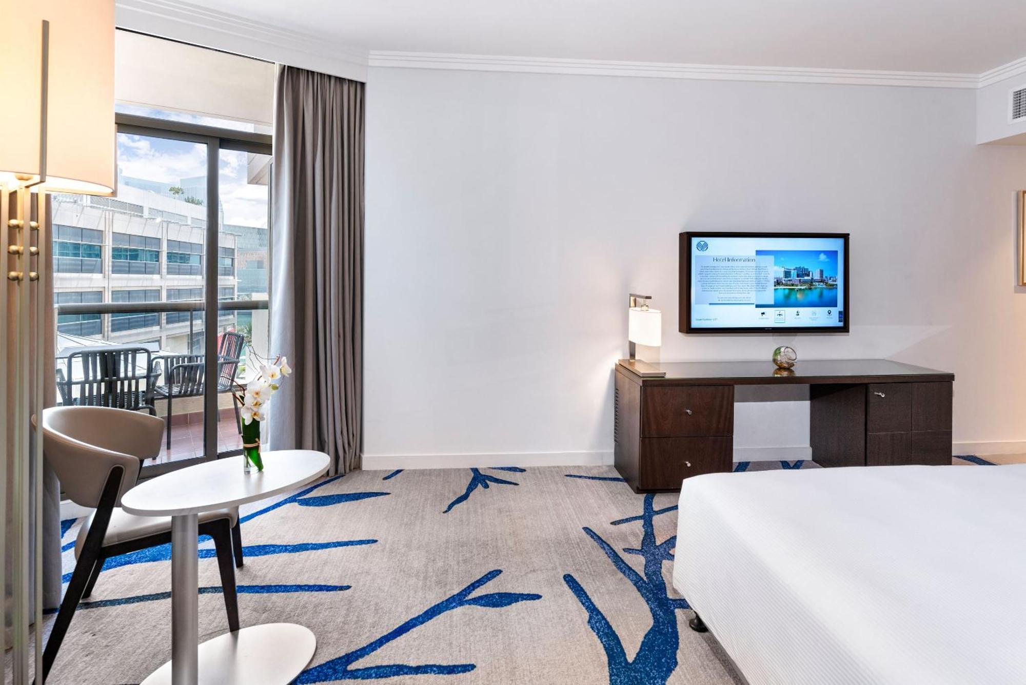 Beach Rotana - Abu Dhabi Room photo A guest room at the Hilton Tel Aviv